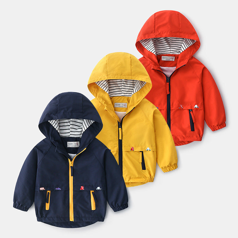 Blouson pour petit garçon avec capuche coupe-vent et poches zippées