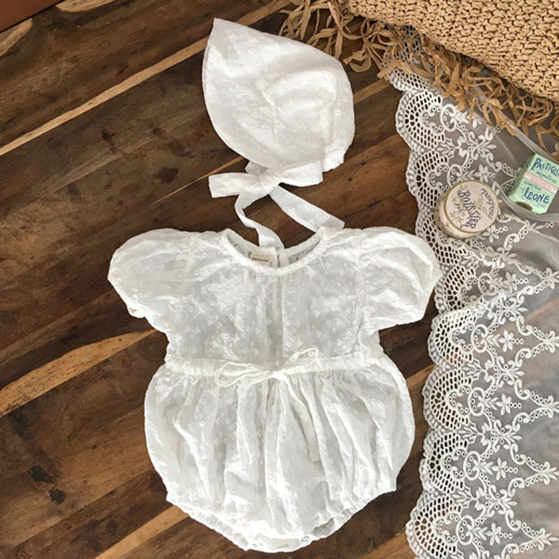 Spitzen-Body für Mädchen mit passender Mütze und kleinem Muster