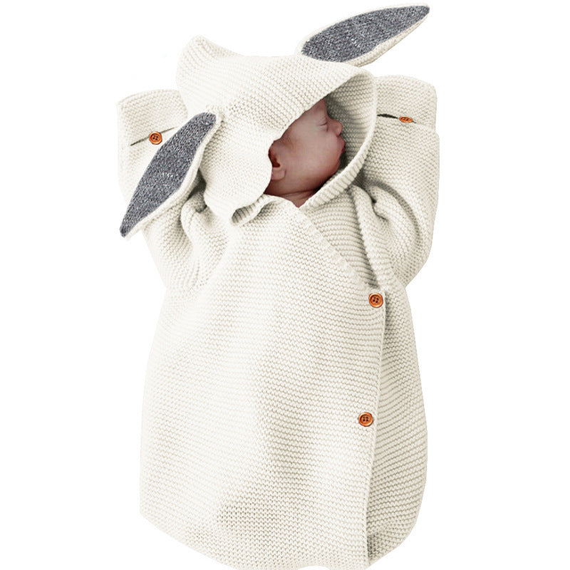 Gestrickte Babybettdecke in Kaninchenform
