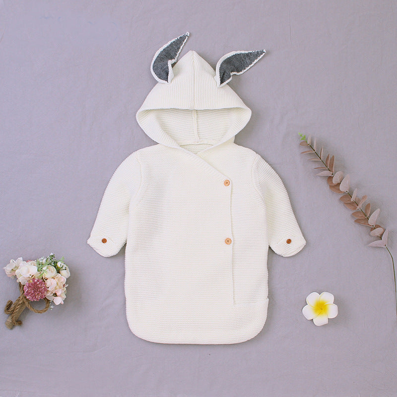 Gestrickte Babybettdecke in Kaninchenform