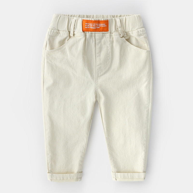 Chinohose für Jungen mit orangefarbenem Etikett auf der Vorderseite