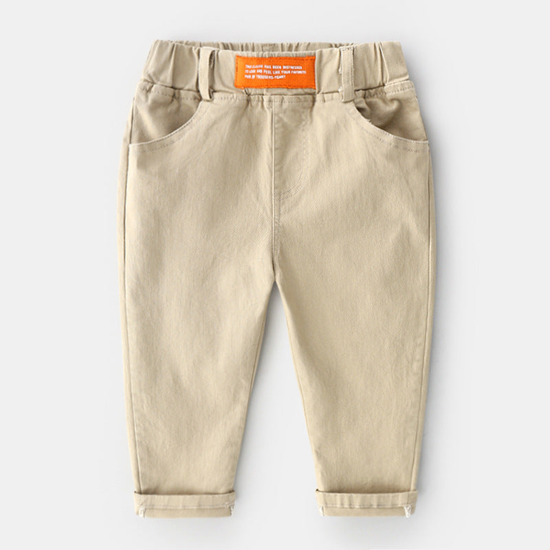 Chinohose für Jungen mit orangefarbenem Etikett auf der Vorderseite