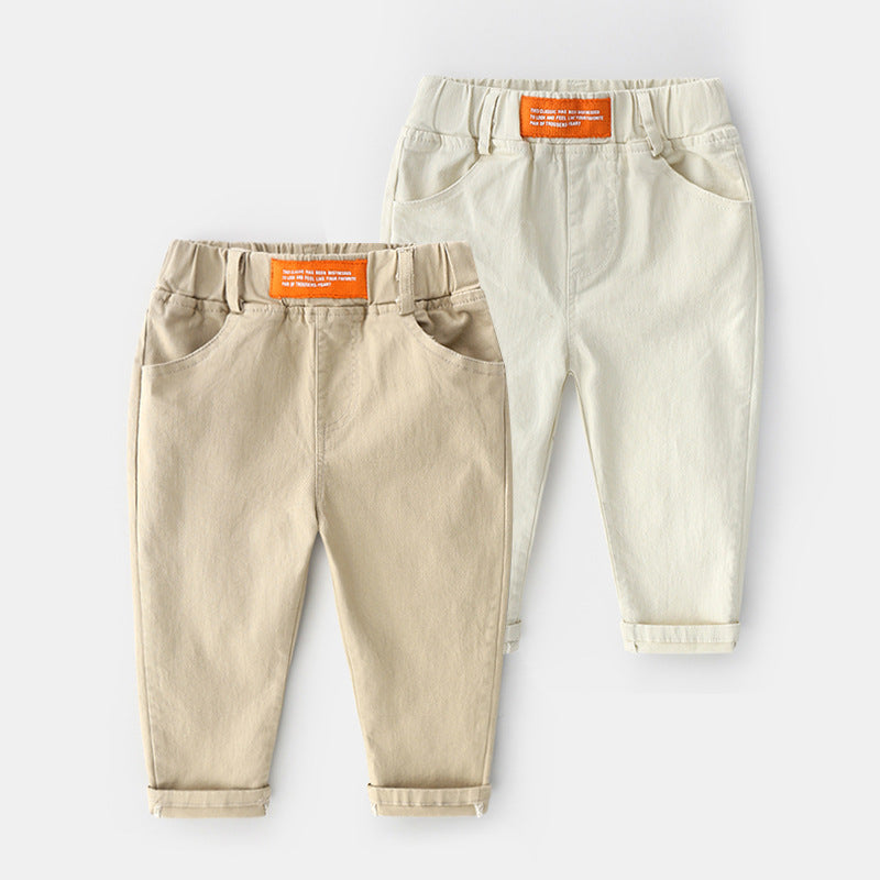 Chinohose für Jungen mit orangefarbenem Etikett auf der Vorderseite