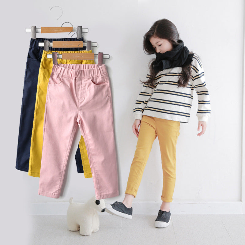 Pantalón corto de niña con cintura elástica y bolsillos laterales.