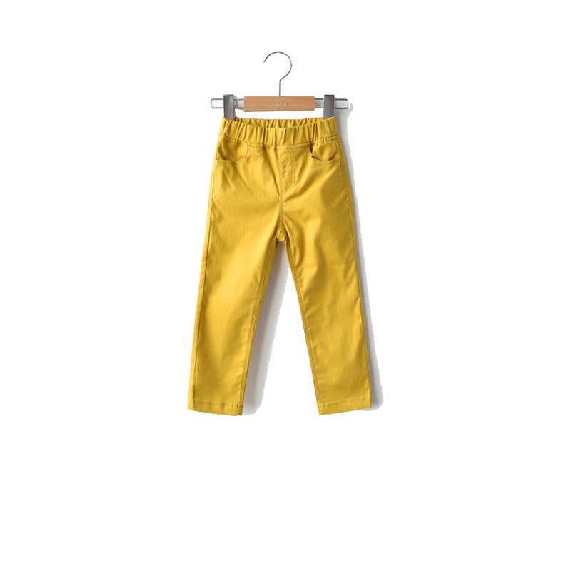 Pantalón corto de niña con cintura elástica y bolsillos laterales.