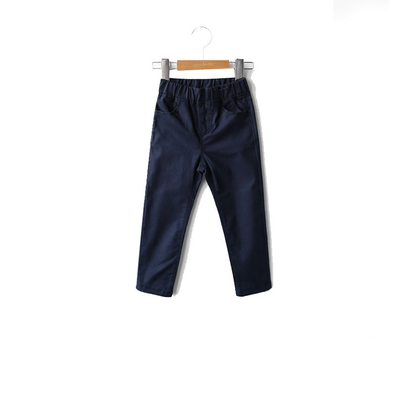 Pantalón corto de niña con cintura elástica y bolsillos laterales.