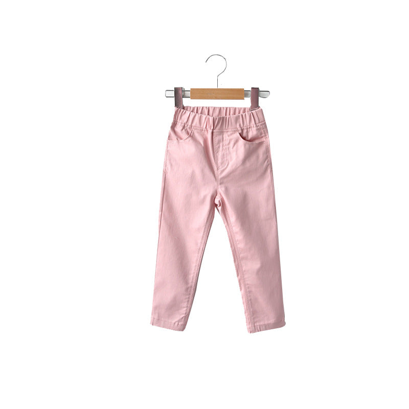 Pantalón corto de niña con cintura elástica y bolsillos laterales.
