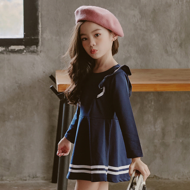 Marineblaues Kleid mit weißen Rändern für Mädchen mit gerüschten Schultern