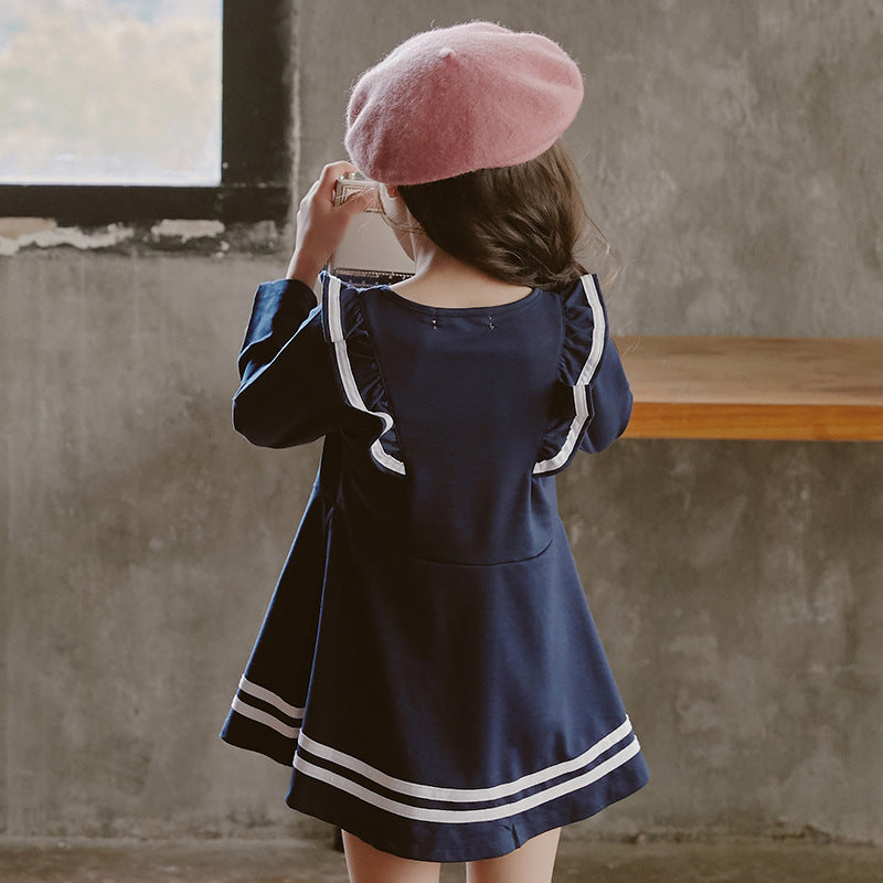 Marineblaues Kleid mit weißen Rändern für Mädchen mit gerüschten Schultern