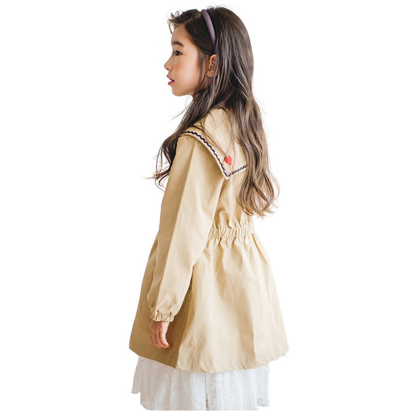 Gabardina clásica para niña con bordado de corazón en el hombro