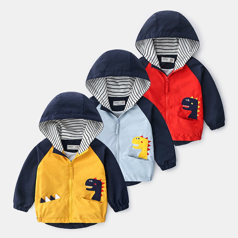 Chaqueta con capucha para niño con dinosaurio en el bolsillo.