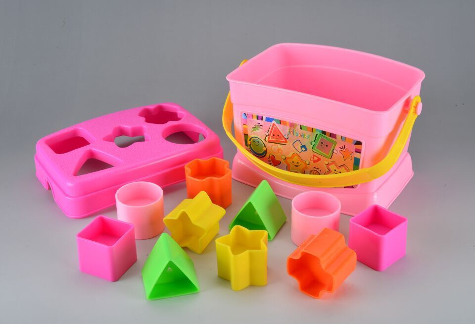 Caja de bloques de plástico para aprender formas y coordinación.