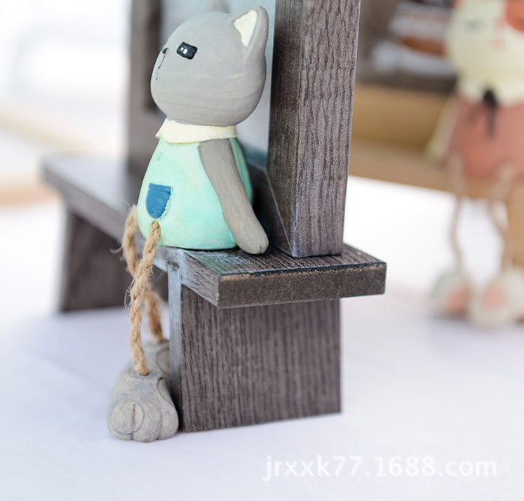 Bonito marco de fotos de madera con gatito para niños.