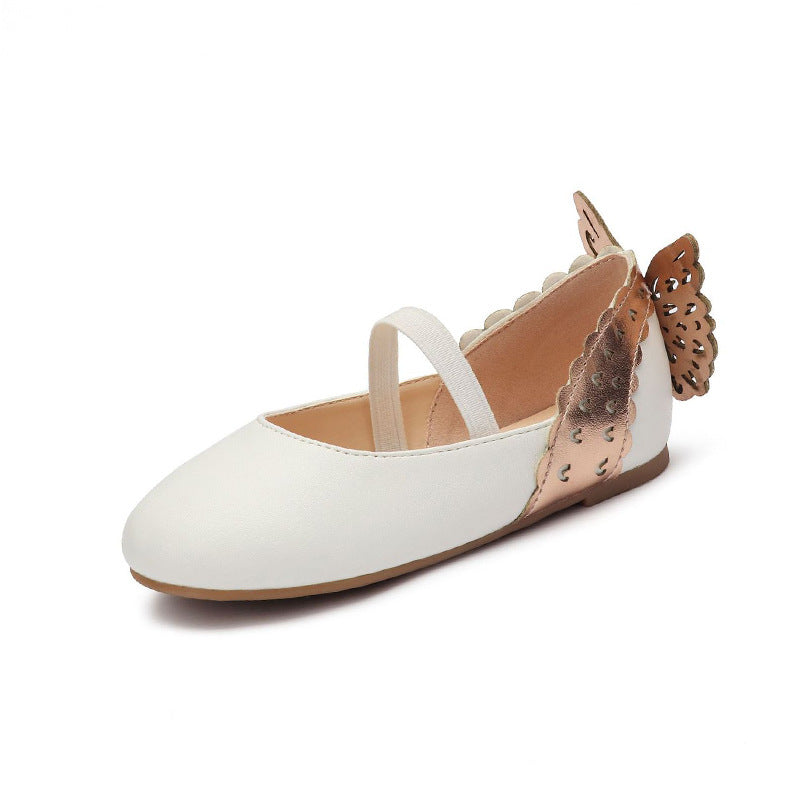 Zapatos de princesa de piel sintética con diseño de mariposa en la parte trasera.