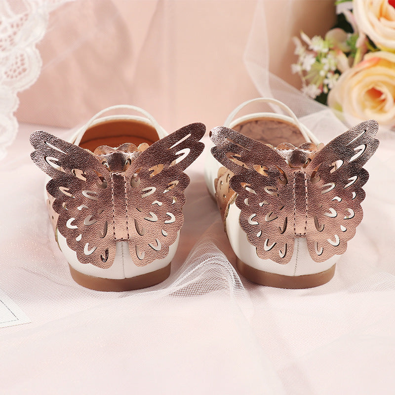 Zapatos de princesa de piel sintética con diseño de mariposa en la parte trasera.