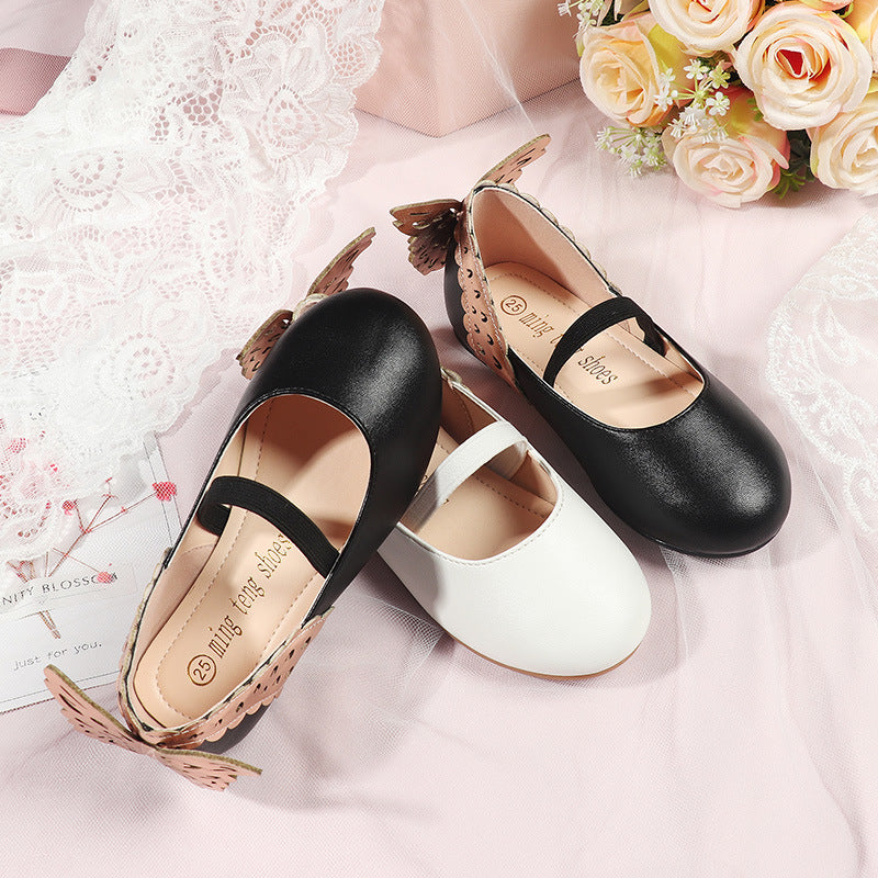 Zapatos de princesa de piel sintética con diseño de mariposa en la parte trasera.