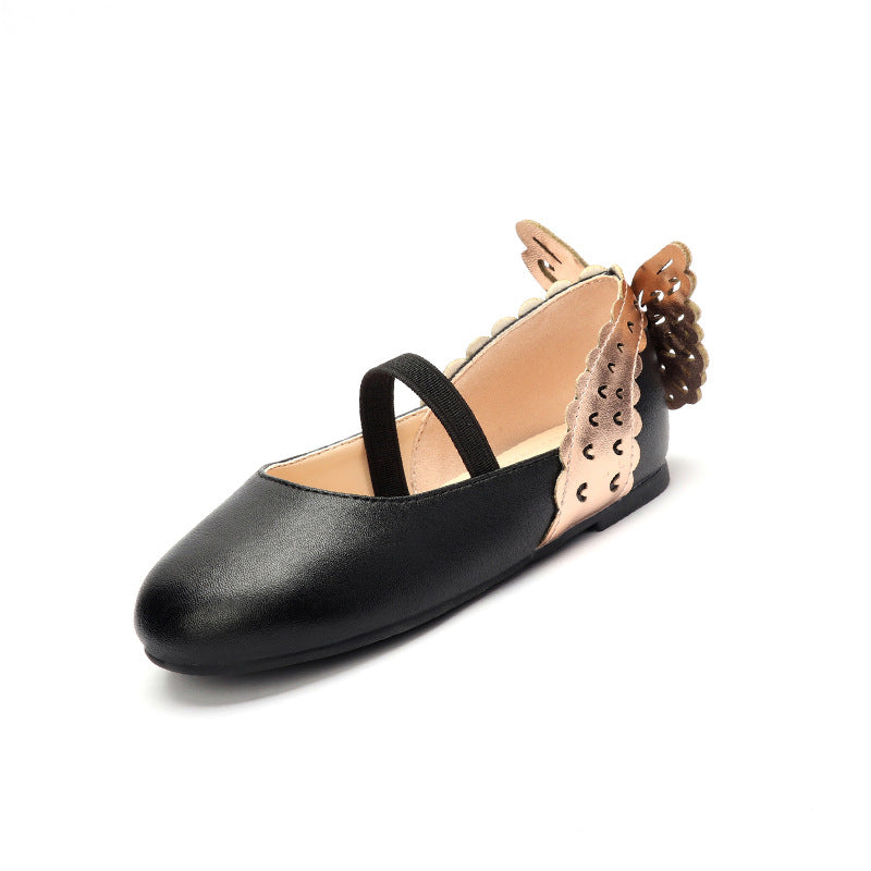 Zapatos de princesa de piel sintética con diseño de mariposa en la parte trasera.