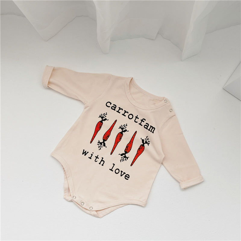 Conjunto infantil de zanahoria con camiseta verde, pantalón y gorro.