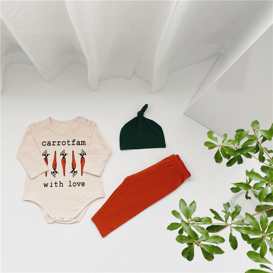 Conjunto infantil de zanahoria con camiseta verde, pantalón y gorro.