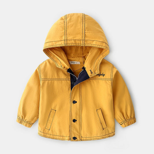 Abrigo infantil con capucha, cremallera y tapeta de botones.