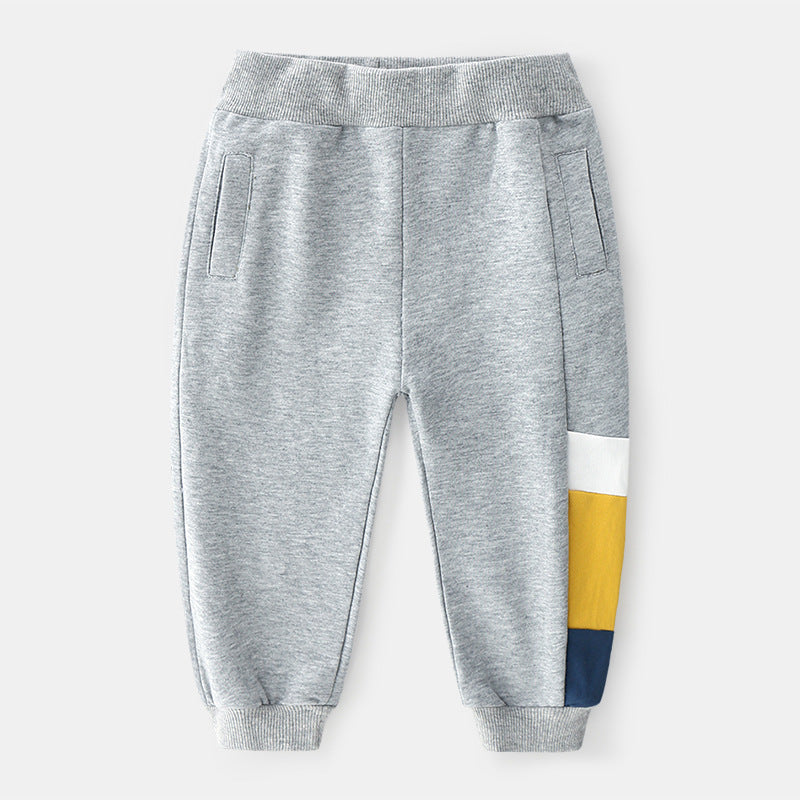 Pantalón de jogging para niño con rayas de colores en el lateral.