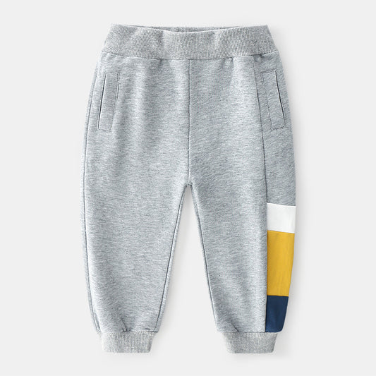 Pantalón de jogging para niño con rayas de colores en el lateral.