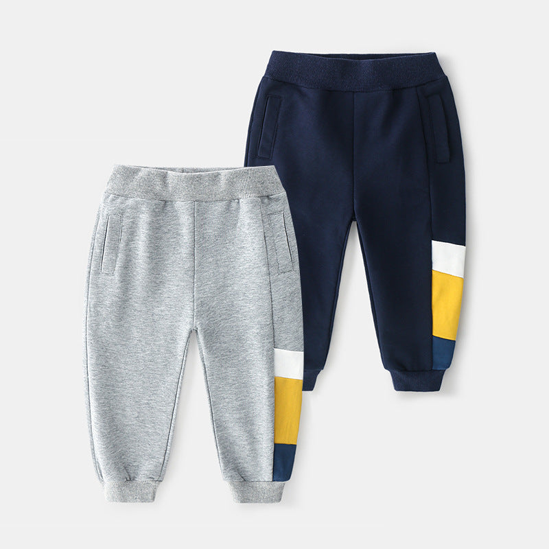 Pantalón de jogging para niño con rayas de colores en el lateral.