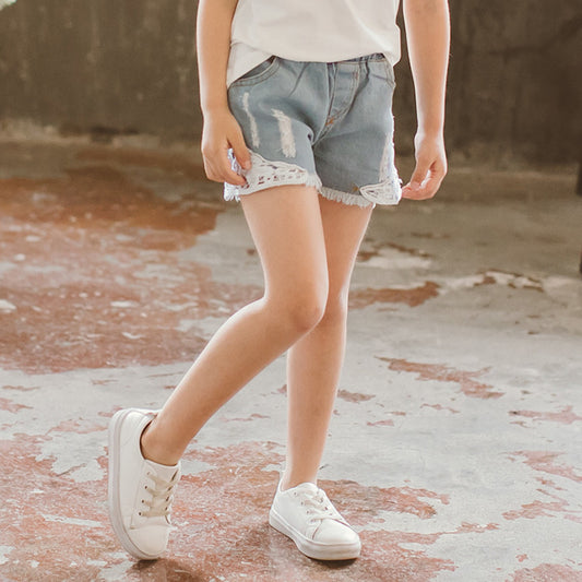 Shorts vaqueros para niña con detalle de encaje