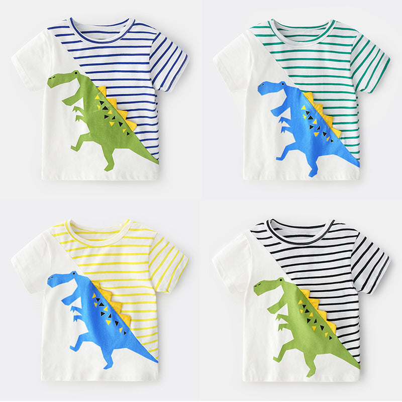 Camiseta infantil de dinosaurio con rayas diagonales y estampado colorido.
