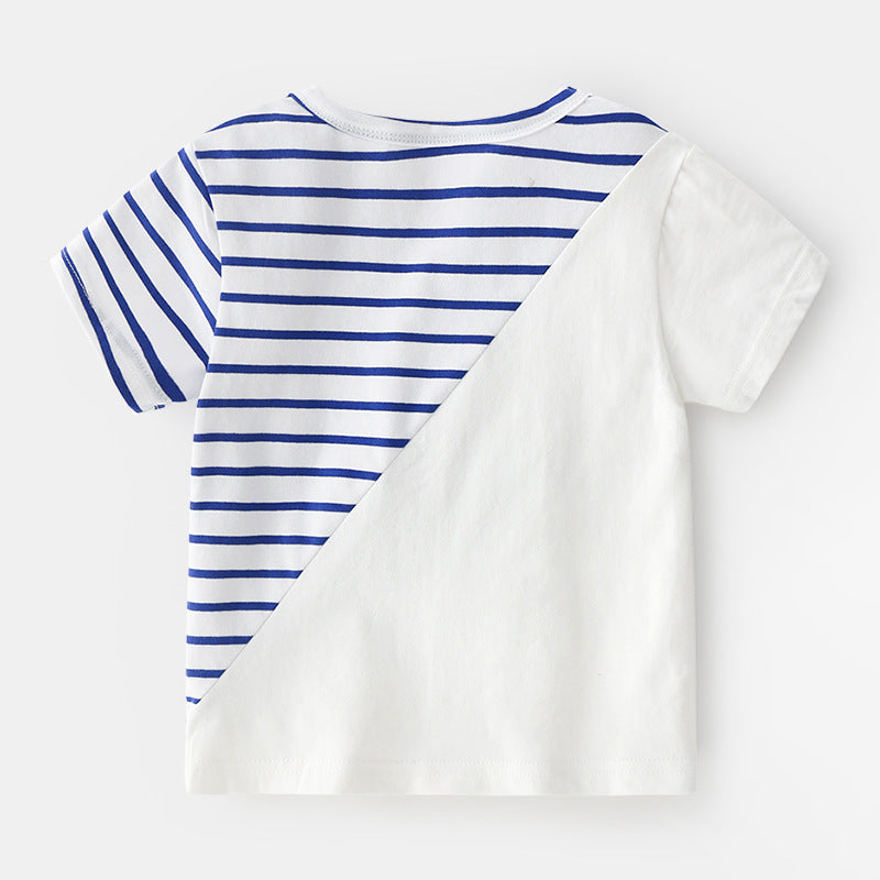Camiseta infantil de dinosaurio con rayas diagonales y estampado colorido.