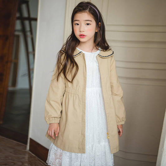 Gabardina clásica para niña con bordado de corazón en el hombro